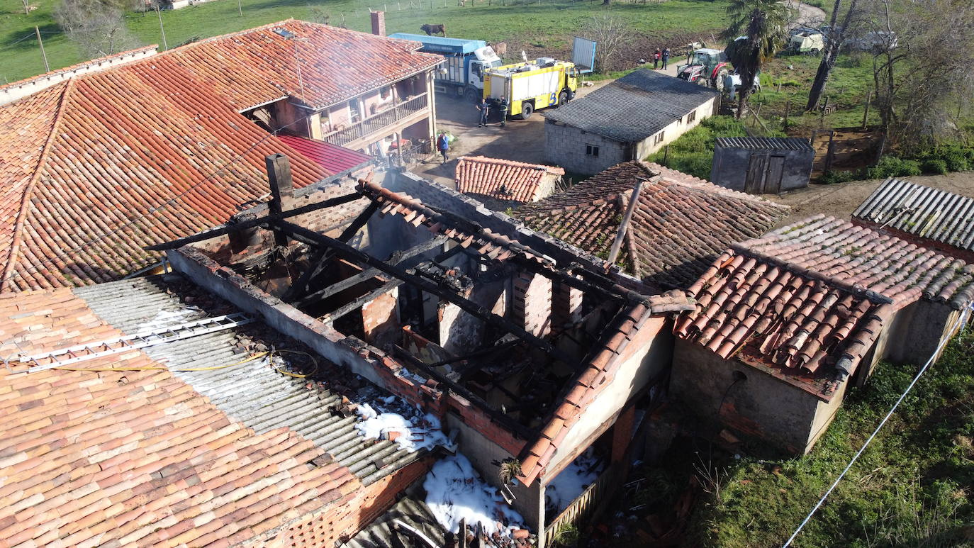 Fotos Un incendio destruye una casa en Cangas de Onís El Comercio